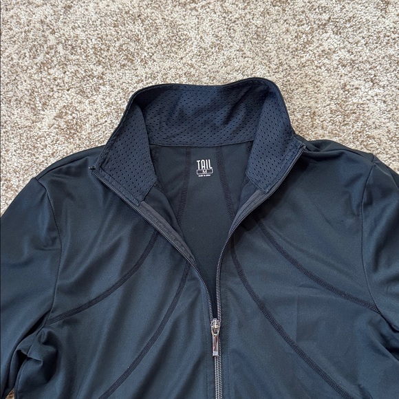 Tail black zip golf jacket with back ruffles. - Picture 2 of 5